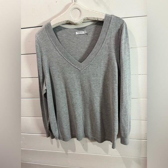 🩶 R ESSENTIALS – Grey V-Neck Sweater – Size 3x - Picture 3 of 8